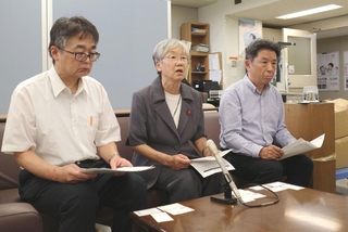 調査の発表をする教職員組合の担当者ら＝兵庫県庁