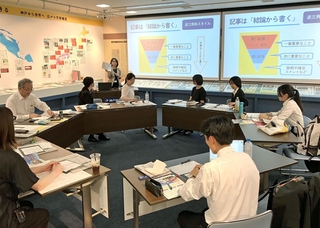 新聞記事の書き方についてレクチャーを受ける神戸市外大の学生ら＝神戸市中央区、神戸新聞社