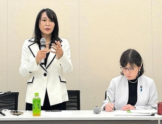 兵庫県内の障害福祉事業所に勤める少女が死亡した事案について疑問を投げかける森雅子元法相（左）ら＝東京都千代田区