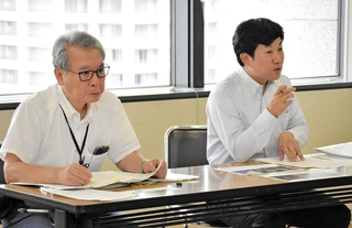 声明の内容について説明する自由法曹団兵庫県支部の松山秀樹支部長（左）ら＝神戸市役所