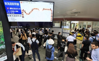 東海道新幹線の運転見合わせで混雑する新神戸駅の改札＝１９日午後８時２９分、新神戸駅（撮影・鈴木雅之）