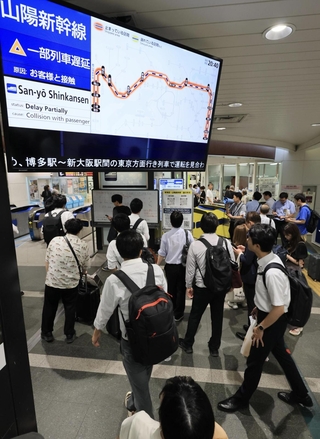 東海道、山陽新幹線の運転見合わせで混雑する新神戸駅の改札＝１９日午後８時４０分、新神戸駅（撮影・鈴木雅之）