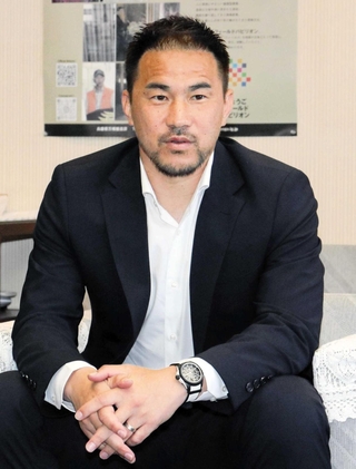 兵庫県庁を訪れ、サッカー日本代表への期待を語る岡崎慎司さん＝１５日、神戸市中央区下山手通５