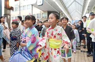 子どもたちのパレードで開幕した姫路ゆかたまつり＝２０日午後、姫路市西二階町（撮影・中西幸大）