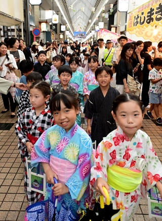 子どもたちのパレードで開幕した姫路ゆかたまつり＝２０日午後、姫路市西二階町（撮影・中西幸大）