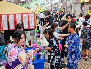 露店で賑わう西二階町商店街＝姫路市西二階町