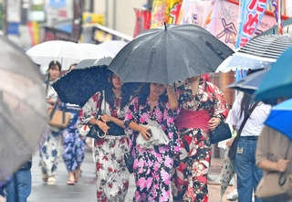 雨の中、浴衣で散策する人たち＝姫路市立町