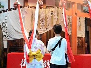 長壁神社に参拝する来場者＝姫路市立町