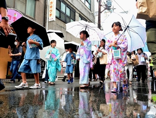 子どもたちのパレードで開幕したゆかたまつり＝２０日午後、姫路市内（撮影・中西幸大）
