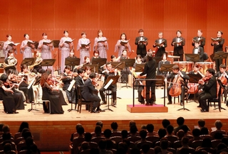 神戸市混声合唱団と共演して曲を届ける神戸市室内管弦楽団＝20日午後、神戸市中央区楠町４