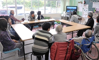 食事会でカラオケを楽しむ高齢者ら＝洲本市畑田組