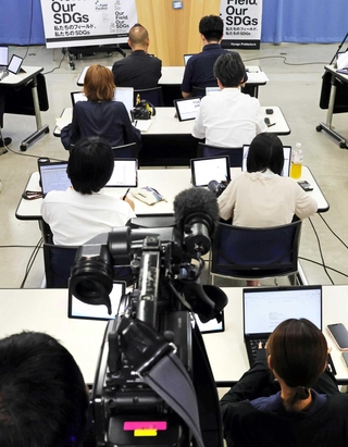 定例会見の会場はいつも記者とカメラで埋まる＝神戸市中央区、兵庫県庁