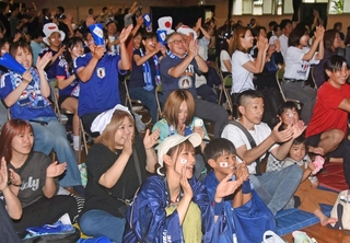 堂安の母校・尼崎市立浦風小学校であった応援会で盛り上がる地元住民ら＝２１日午後、同市杭瀬南新町４