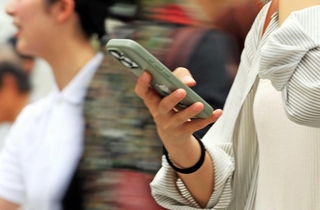スマホを手に、現実と仮想の世界を行き来する＝神戸市中央区