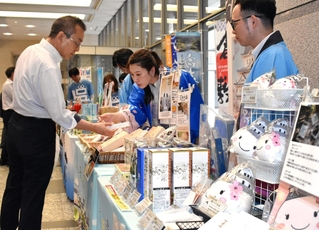 姫路市の特産品などが並ぶ「ご当地じまんフェア」＝東京都千代田区霞が関３