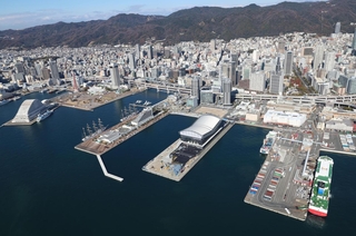 神戸港のウォーターフロントエリア＝２０２４年１２月、神戸市中央区