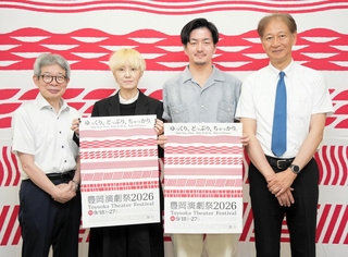 （左から）フェスティバルディレクターの平田オリザさん、参加アーティストの笠木泉さんと西田悠哉さん、実行委員会の高宮浩之会長＝豊岡市中央町
