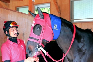 「モーっとクール」を巻いて出走を待つ渡瀬調教師が管理する競走馬の「ゴールデンスキーム」＝尼崎市、園田競馬場