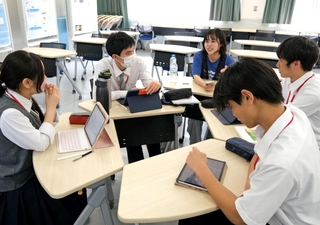 地域課題について議論する文理探究科の生徒ら。車座になって対話しやすいよう机の形にも工夫がある＝御影高校