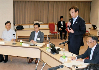 自然災害への対応について意見を交わした神戸市防災会議の専門部会＝24日午後、同市役所