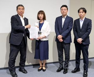 兵庫県経営者協会の成松郁廣会長（左）に求人拡大の要請書を手渡す木村晶子教育長（左から２人目）ら＝県教育委員会
