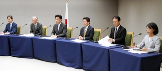 拉致問題の解決を目指すオンラインシンポジウムに参加した拉致被害者家族ら＝２４日夜、東京都千代田区