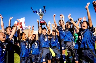 弁護士のサッカー大会で初の世界一に輝き、歓喜する日本の選手たち＝いずれも５月、スペイン・ベニドルム（チーム提供）