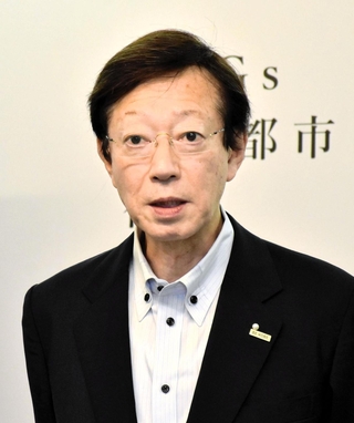 定例会見で意見を述べる神戸市の久元喜造市長＝２５日午後、神戸市役所