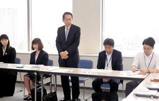 兵庫県ＮＩＥ推進協議会の総会であいさつする竹内弘明会長（中央）＝神戸市中央区東川崎町１