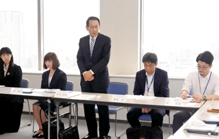 兵庫県ＮＩＥ推進協議会の総会であいさつする竹内弘明会長（中央）＝神戸市中央区東川崎町１