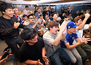 後半、前田の先制弾に沸くサポーターたち＝２６日午前９時１６分、神戸市中央区古湊通１（撮影・丸山桃奈）