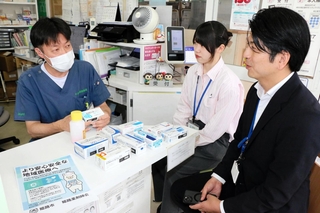 抗菌薬についての実証事業を始めた姫路薬剤師会の泉憲政会長（左）と姫路市職員ら＝姫路市香寺町香呂