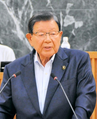 退任の意向を表明する小野市の蓬萊務市長＝２６日午後、小野市議会