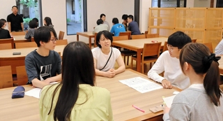 妊娠出産や健康について議論を交わす地域関係者と高校生たち＝神戸市東灘区魚崎北町８、灘高校