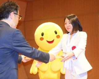 従業員の健康づくりの取り組みを表彰される東伸産業の担当者＝２６日午後、神戸市産業振興センター