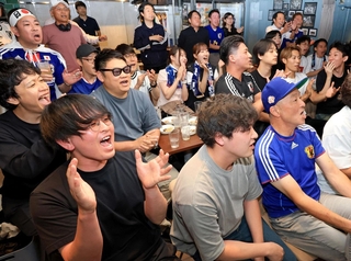 スポーツバーで応援に熱が入るサポーターたち＝２６日午前、神戸市中央区古湊通１（撮影・丸山桃奈）