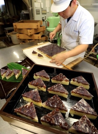 夏越の祓えを前に、和菓子の水無月づくりが最盛期を迎えている＝神戸市東灘区御影本町４、虎屋吉末