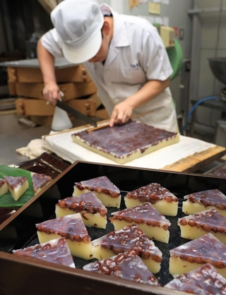 夏越の祓えを前に、和菓子の水無月づくりが最盛期を迎えている＝神戸市東灘区御影本町４、虎屋吉末