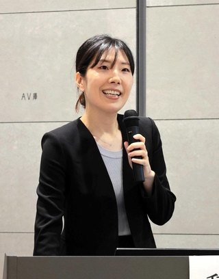 「糖尿病治療のパラダイムシフト」をテーマに講演する神戸大医学部付属病院の穂積かおり特命助教＝神戸市中央区楠町７