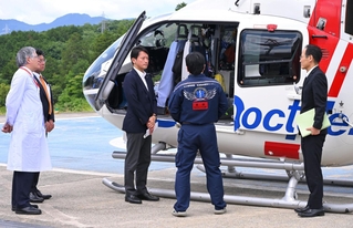 ドクターヘリの出動態勢などについて説明を受ける兵庫県の斎藤元彦知事（中央左）＝２８日午後、公立豊岡病院