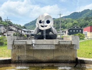 約３０年ぶりに水が流れ出た、岡本太郎さんの彫刻「若い泉」＝姫路市夢前町護持