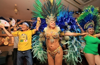 ハーフタイム、本場ブラジルのサンバで店内を盛り上げるブラジル料理店の店主ら＝３０日未明、神戸市中央区下山手通２、（撮影・鈴木雅之）