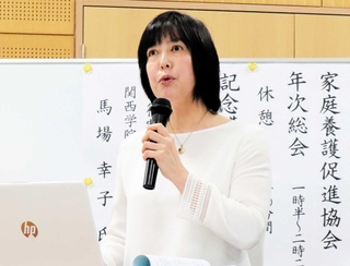 スクールソーシャルワーカーの重要性について話す関西学院大の馬場幸子教授＝神戸市中央区橘通３