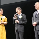 受賞の喜びを語る宮脇敦史博士（中央）と、アンバサダーを務めた山之内すずさん（左）＝神戸市中央区港島中町６、神戸ポートピアホテル