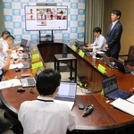 ドクターヘリの長期運航停止について、兵庫県幹部や関係自治体の幹部が対策を話し合った緊急連絡会議の様子＝１日午後、県庁