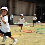 かくれんぼに夢中で芝生の園庭を駆ける園児ら＝おの幼稚園
