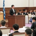 兵庫県議会定例会の本会議で、自身の給与を削減する条例改正案の提出理由などを説明する斎藤元彦知事＝２日午前、県公館