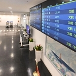 欠航情報が表示される中、がらんとした到着ロビー＝２日午後、神戸市中央区の神戸空港（撮影・斎藤雅志）