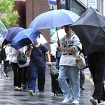 雨風が強まる中、傘を傾けながら歩く人たち＝２日午後５時45分、神戸市中央区加納町４（撮影・鈴木雅之）