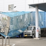 建物に組まれた足場が倒壊し、下敷きになった車＝３日午前８時４３分、神戸市西区見津が丘３（撮影・吉田敦史）